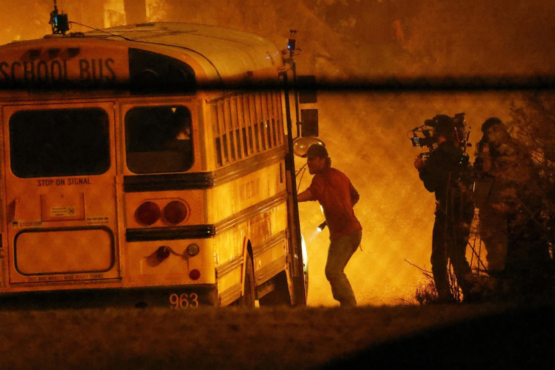 Metju Mekonahi u potresnoj drami rađenoj po istinitoj priči: Panika i očaj dece zarobljene u autobusu usred požara (FOTO/VIDEO)