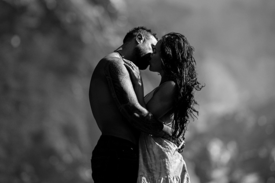 Ako se pitate da li tu "ima nečega" ovo je 10 jasnih znakova da između vas postoji snažna fizička privlačnost