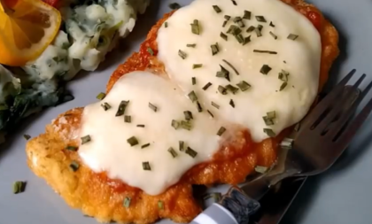 Recept dana: Pohovana piletina sa parmezanom osvaja sva čula, pravo hrskavo i ukusno savršenstvo