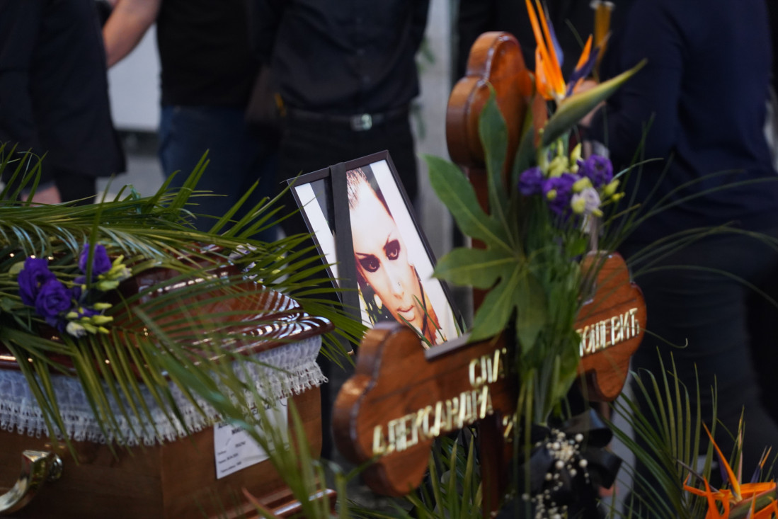 Obnovljen grob Slađane Milošević! Evo i šta je s greškama sa spomenika