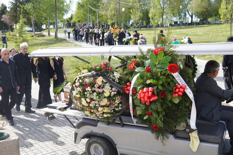 Obnovljen grob Slađane Milošević! Evo i šta je s greškama sa spomenika