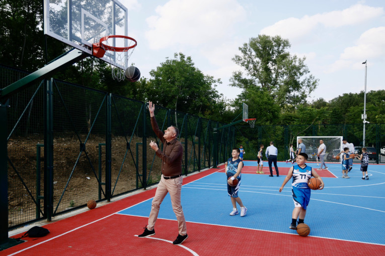 Vidović otvorio novoizgrađeni sportski teren na Dedinju (FOTO)
