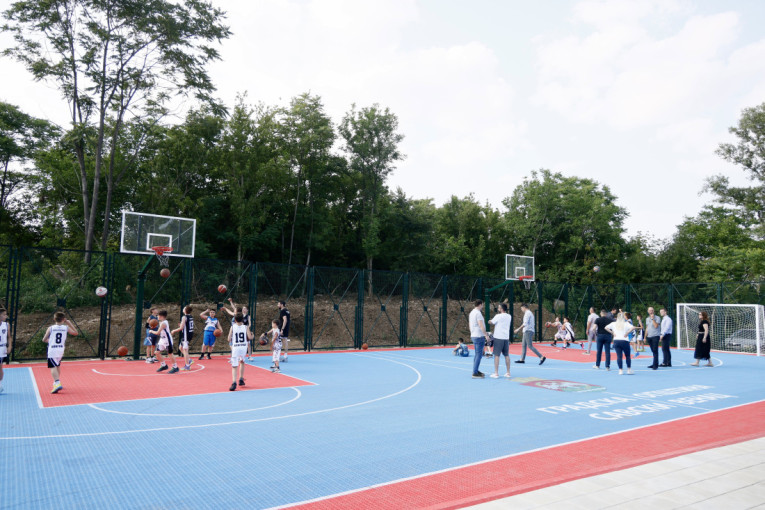 Vidović otvorio novoizgrađeni sportski teren na Dedinju (FOTO)