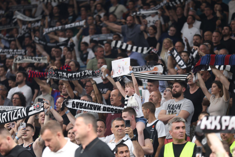 Puna Arena "grmi": Grobari napravili fantastičnu atmosferu - Partizan ima jak vetar u leđa! (VIDEO)