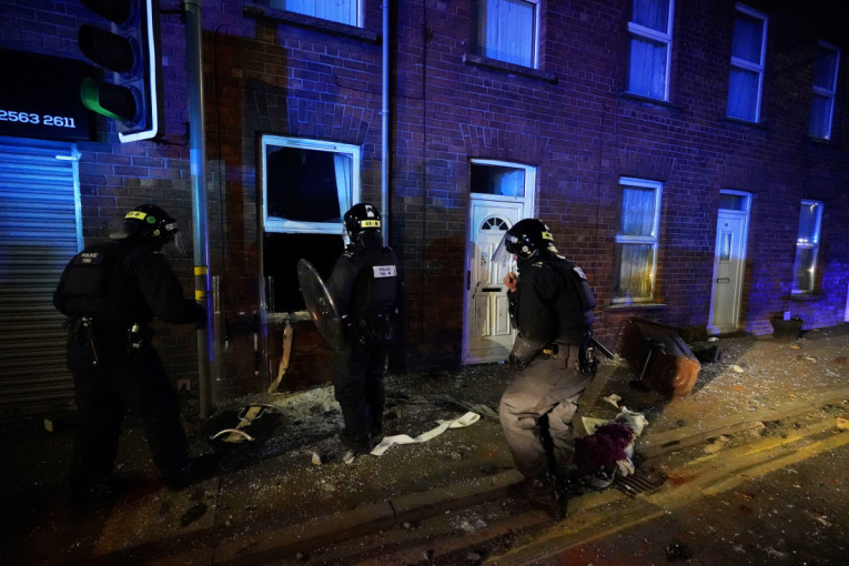 Druga noć nereda u Irskoj: Najmanje 15 policajaca povređeno, zapaljene kuće (FOTO)