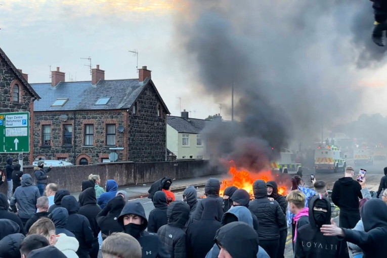 Druga noć nereda u Irskoj: Najmanje 15 policajaca povređeno, zapaljene kuće (FOTO)