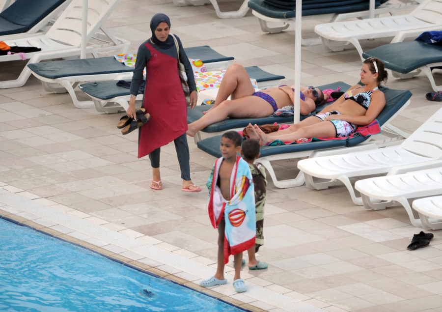 Nova pravila na plažama u Siriji: Žene moraju da nose burkini, majica obavezna za muškarce!