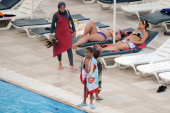 Nema više burkinija: Švajcarski kanton zabranio muslimankama kupanja u tradicionalnim kostimima