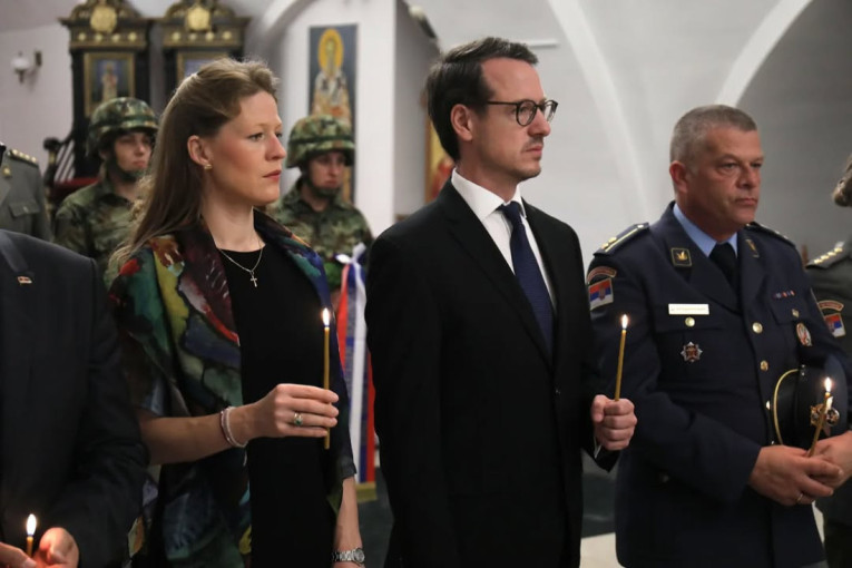 Princ Filip i princeza Danica odali poštu poslednjim Obrenovićima: Položili venac na grob kralja Aleksandra i kraljice Drage