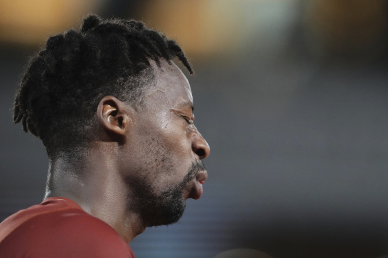 Monfis majstorski odgovorio na pljuvanje i rasistički govor mržnje: Ko je gluplji, ja ili vi? Izađite malo na sunce!