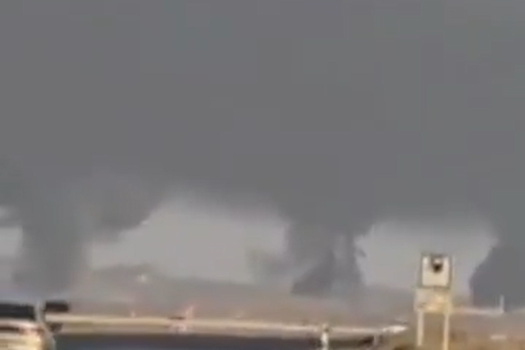 Eksplozije odjekuju, dim se širi sa nekoliko strana: Ovako su Izraelci napali nuklearni kompleks u Iranu (VIDEO)