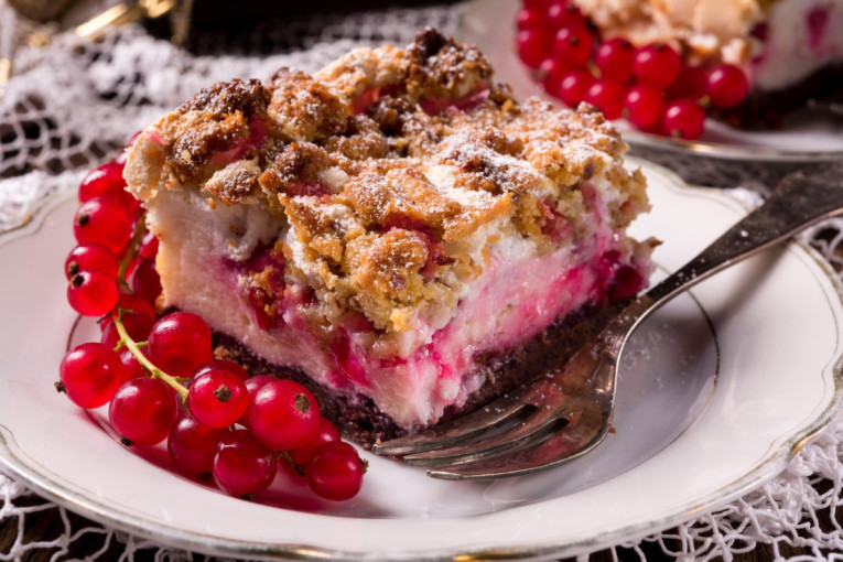 Recept dana: Kolač sa ribizlama koji se topi u ustima, jednostavna, sočna i osvežavajuća poslastica