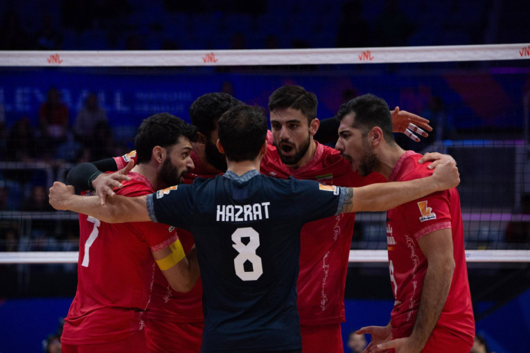 Emotivna scena sa Lige nacija: Iranci salutirali za svoj narod! (VIDEO)