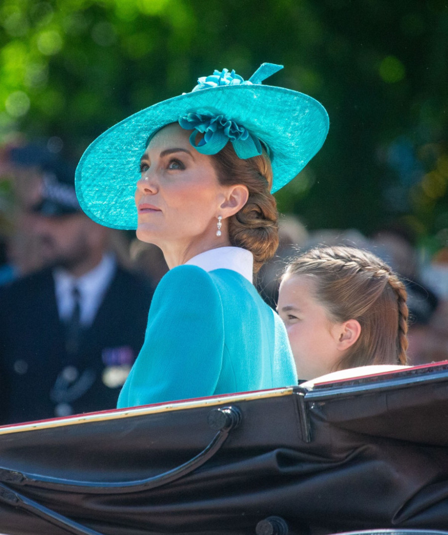 Tirkizna veza prošlosti i sadašnjosti: Kejt Midlton i princeza Šarlot u stilskom duetu kao omaž Dajani (FOTO)