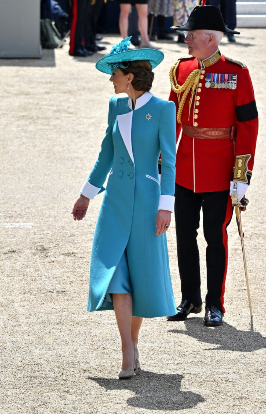 Tirkizna veza prošlosti i sadašnjosti: Kejt Midlton i princeza Šarlot u stilskom duetu kao omaž Dajani (FOTO)