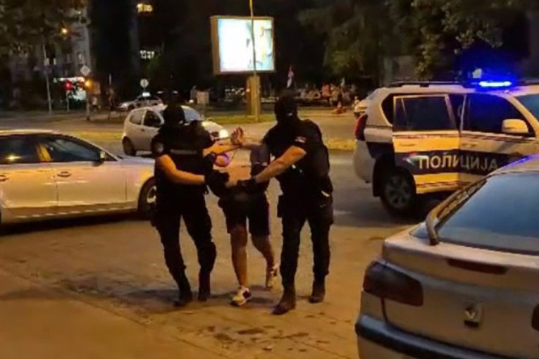Upali u zlataru s pištoljem, tukli vlasnika pa pobegli: Uhapšeni u Beogradu!