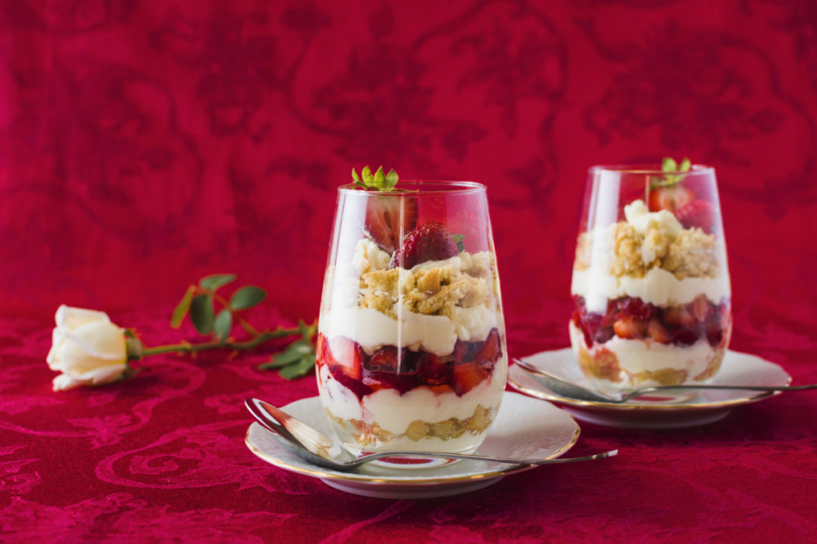 Recept dana: Brzinski čizkejk u čaši, letnji desert sa jagodama i jogurtom koji čuva liniju i oduševljava ukusom