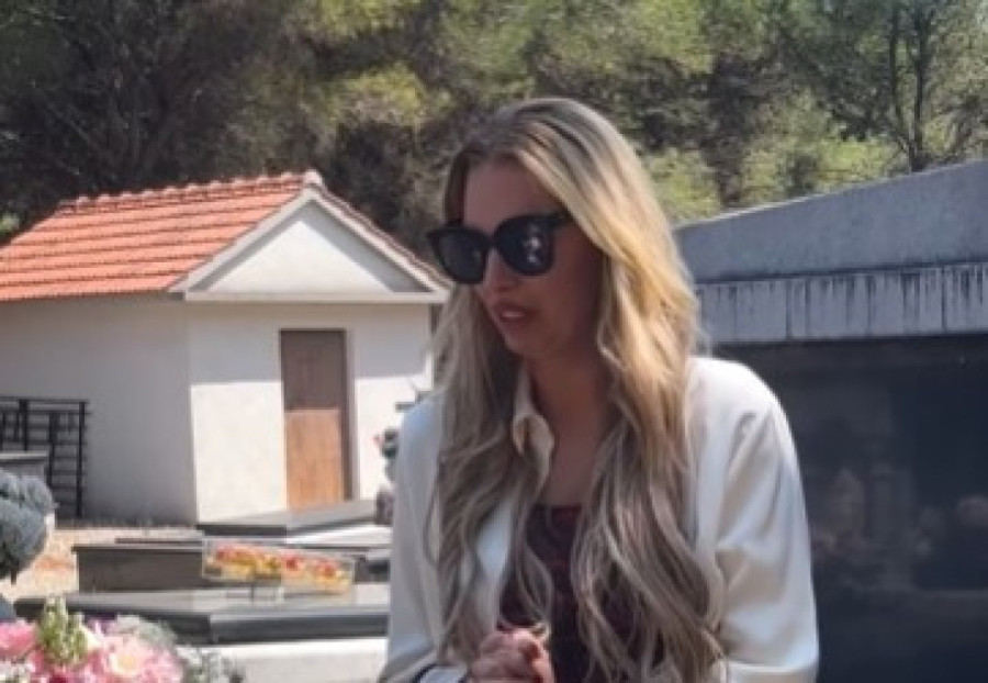 Ava Karabatić se slomila na očevom grobu, jeca na sav glas: Tata moj... (VIDEO)