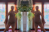 Pevačica (38) u poodmakloj trudnoći skakuće po kući: U miniću pokazala stomak do zuba (VIDEO)