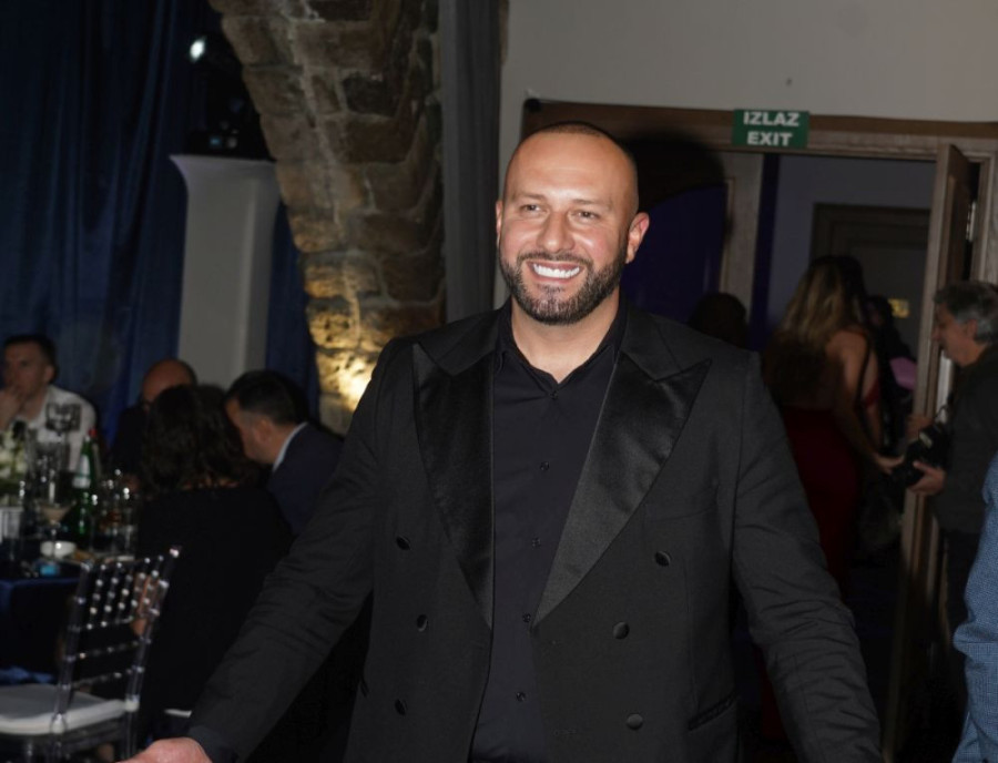 Glumica (43)  zamrzla jajne ćelije, sad je ponovo trudna! Na crvenom tepihu otkrila stomak! (FOTO)