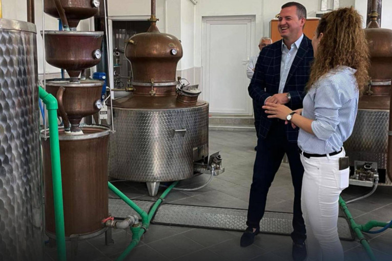 Podrška malim proizvođačima temelj razvoja: Predsednik opštine Inđija Marko Gašić obišao destileriju u Novim Karlovcima