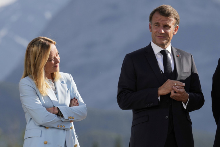 Meloni nije mogla da sakrije emocije pred Makronom – sve zabeležile kamere! (VIDEO)