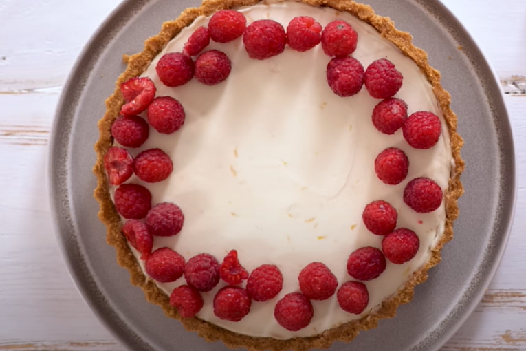 Recept dana: Kolač sa ribizlama se topi u ustima, jednostavna, sočna i osvežavajuća poslastica