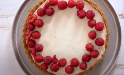 Recept dana: Tart sa malinama i belom čokoladom ima bogat i osvežavajuć ukus, a ne peče se