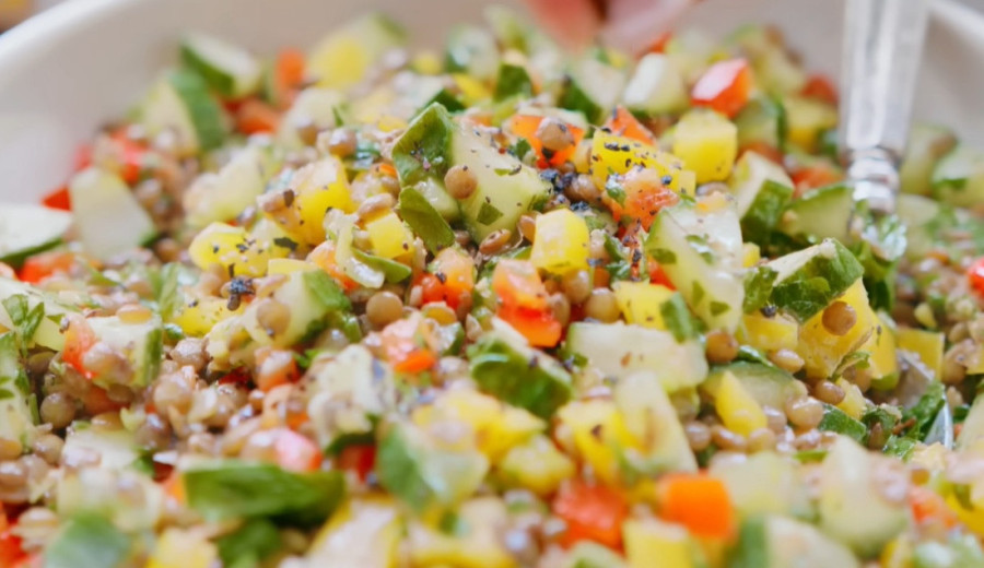 Recept dana: Mediteranska salata sa sočivom je prava proteinska bomba koja će vas i osvežiti i zasititi