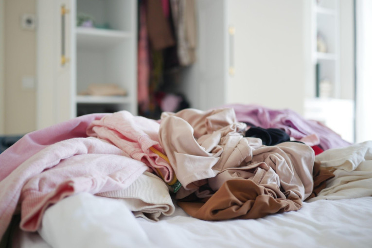 Nemate peglu? Ma nemate ni problema, uz pomoć ovih pet trikova ispeglajte odeću i bez nje