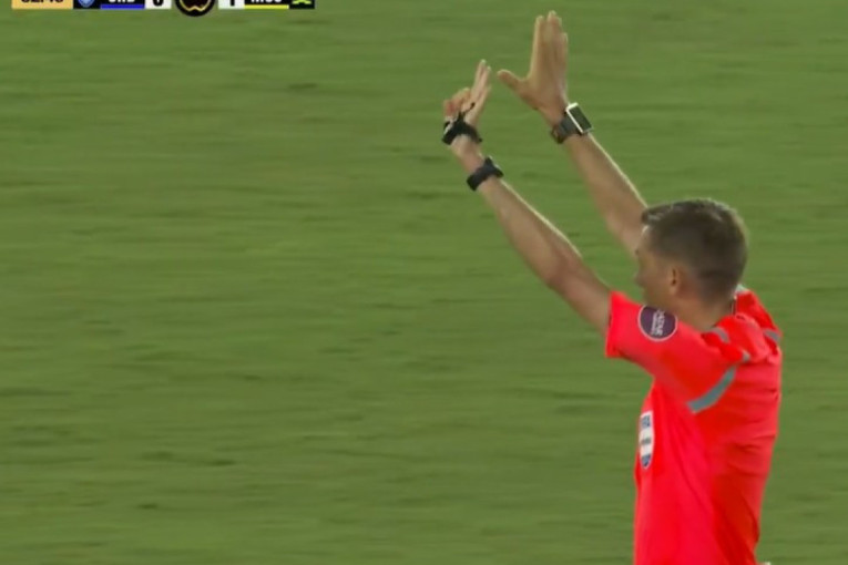 Primenjeno novo fudbalsko pravilo "osam sekundi"! Svi su bili u čudu kada je sudija doneo odluku! (VIDEO)