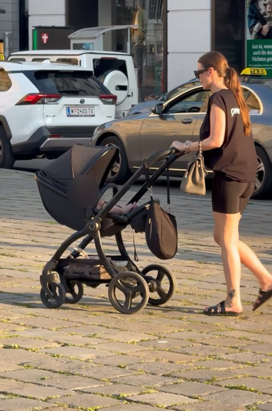 Gori u tigrastom kupaćem: Pevačica dobila ćerku sa 11 godina starijim biznismenom, a sad pokazala telo!