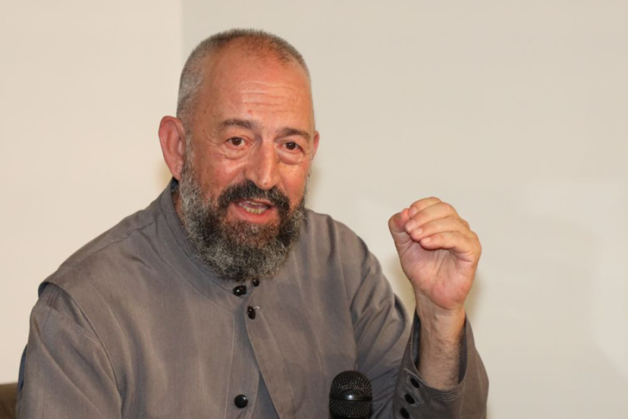 Crkva će pobesneti! Baka Prase hoće da krsti psa, njegov otac sveštenik van sebe (VIDEO)