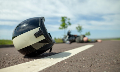 Tragedija kod Kovina! Motociklista poginuo u sudaru sa automobilom