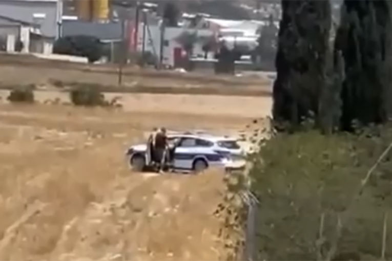 "Velika zaplena droge!" Policajac uteruje batinu! (FOTO)