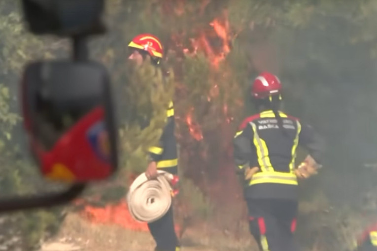 Požar kod Makarske! Gori na Velikom Brdu, gase kanaderi!