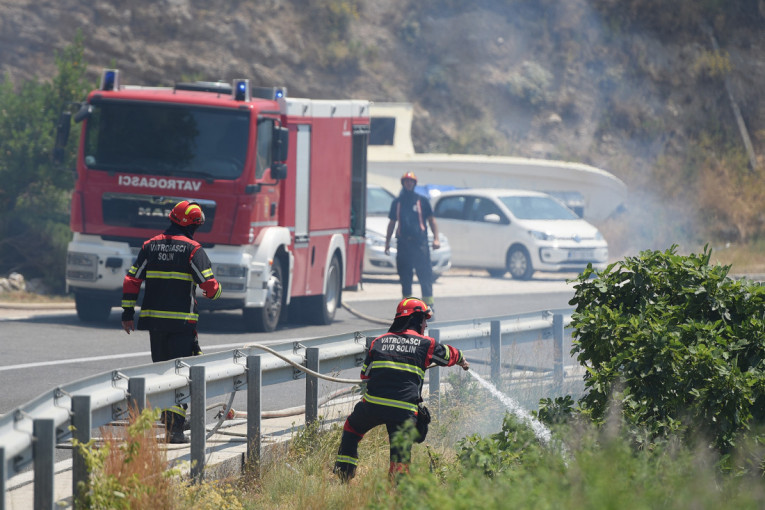 Besni požar kod Splita: Vatra zahvatila nepristupačno područje, stigao i kanader!