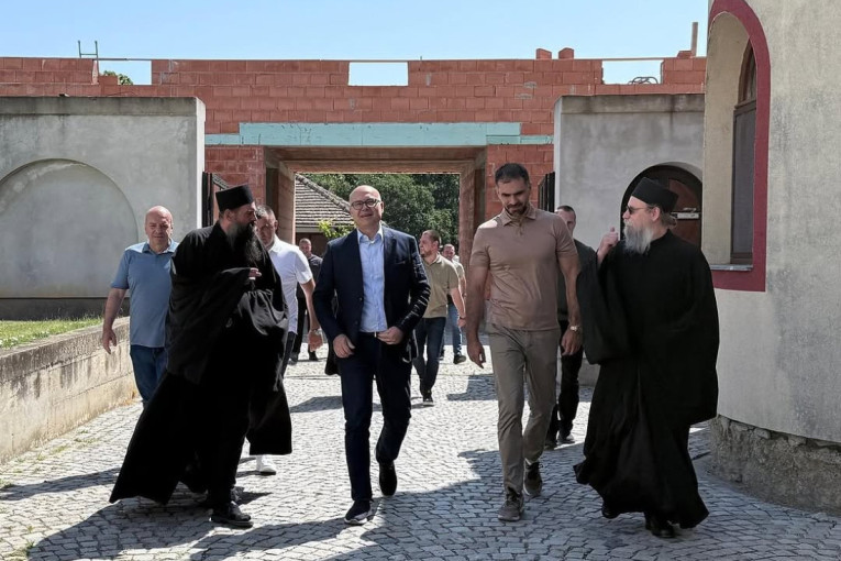 Manastir jedan od stubova naše otadžbine: Vučević među prijateljima u Kovilju (FOTO)