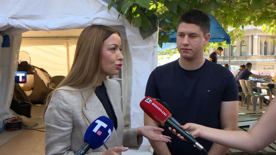 Mesarović u Pionirskom parku posetila studente koji žele da uče i pružila im podršku