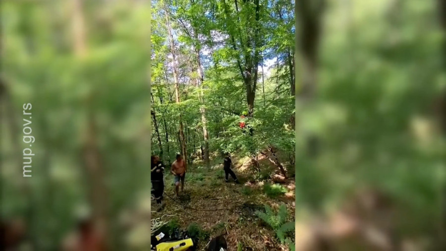 Drama na nebu iznad Čačka: Paraglajderista izgubio kontrolu i pao u drveće, izvlačili ga spasioci (FOTO)
