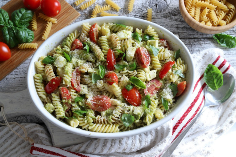 Recept dana: Letnja pasta salata sa pestom, obrok od četiri sastojka koji će vam olakšati i najvrelije dane