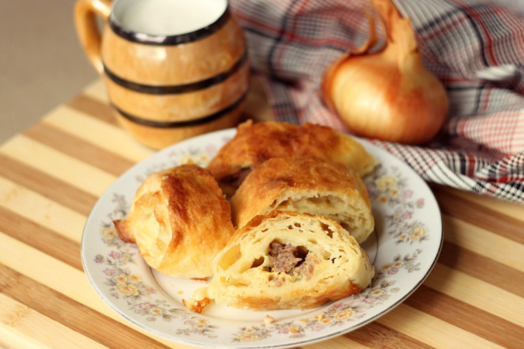 Recept dana: Pitice sa mesom bez oklagije koje osvajaju već na prvi zalogaj