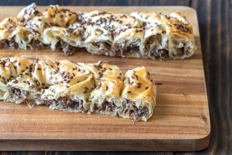 Recept dana: Pitice sa mesom bez oklagije koje osvajaju već na prvi zalogaj