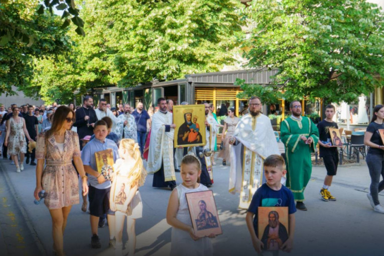 Inđija svečano obeležila gradsku slavu: Duhovi proslavljeni litijom i sečenjem slavskog kolača