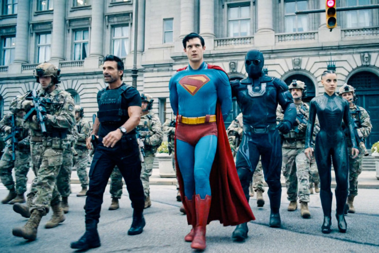 Svlačenje i oblačenje Dejvida Korensveta: Svi bi voleli da obuku Supremenovo odelo, ali  njemu nije bilo lako (FOTO/VIDEO)