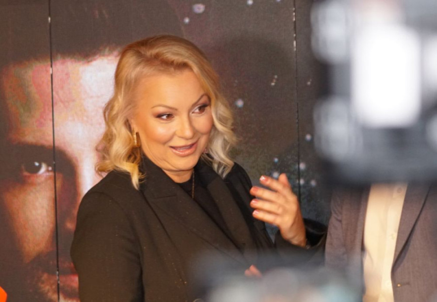 Kapuljača preko glave, a lice krije: Ana Nikolić sletela u Beograd nakon skandala sa Raletom