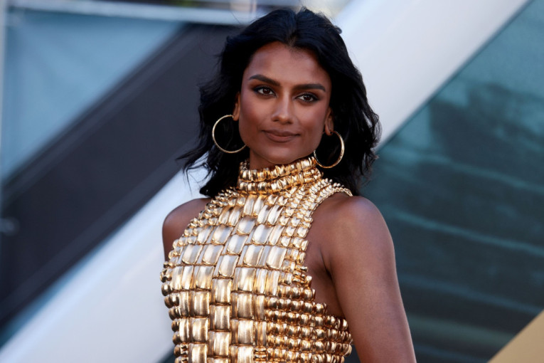 Zlatna je definitivno njena boja: Simon Ešli u unikatnoj kreaciji koju malo ko može da iznese (FOTO)