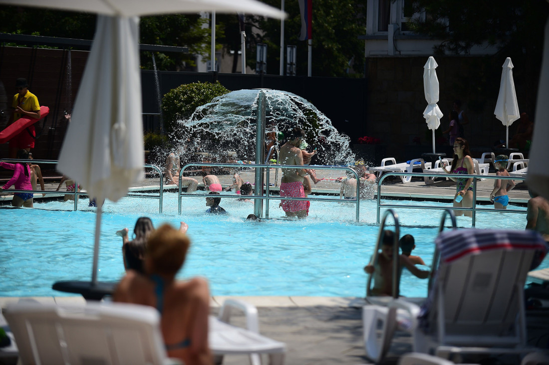 Beograd na +35: Evo gde uz besplatan bazen dobijate ležaljku i kafu za 700 dinara!