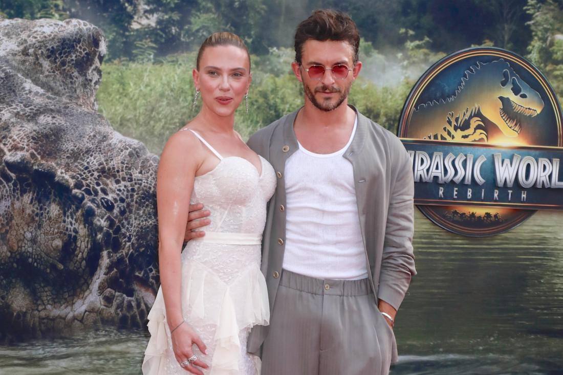 Strastven poljubac Džonatana Bejlija i Skarlet Džohanson: "Život je prekratak" (FOTO)