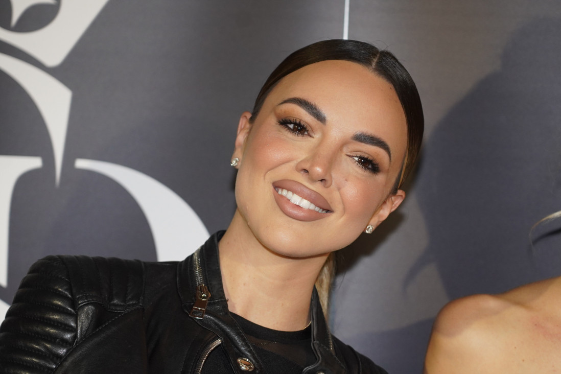 Stigla u besnoj mašini, a dekolte samo što ne pukne: Dara Bubamara ostavila bez daha! (FOTO)